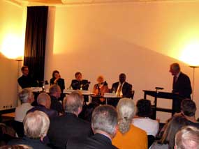 Walther Leisler Kiep und Podiumsmitglieder im Literaturhaus Berlin, 2007, Foto: Mani Pournaghi