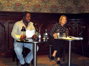 Christopher Mlalazi und Mechthild Borries-Knopp im Literaturhaus Berlin, 2011, Foto: Heinz J. Kuzdas